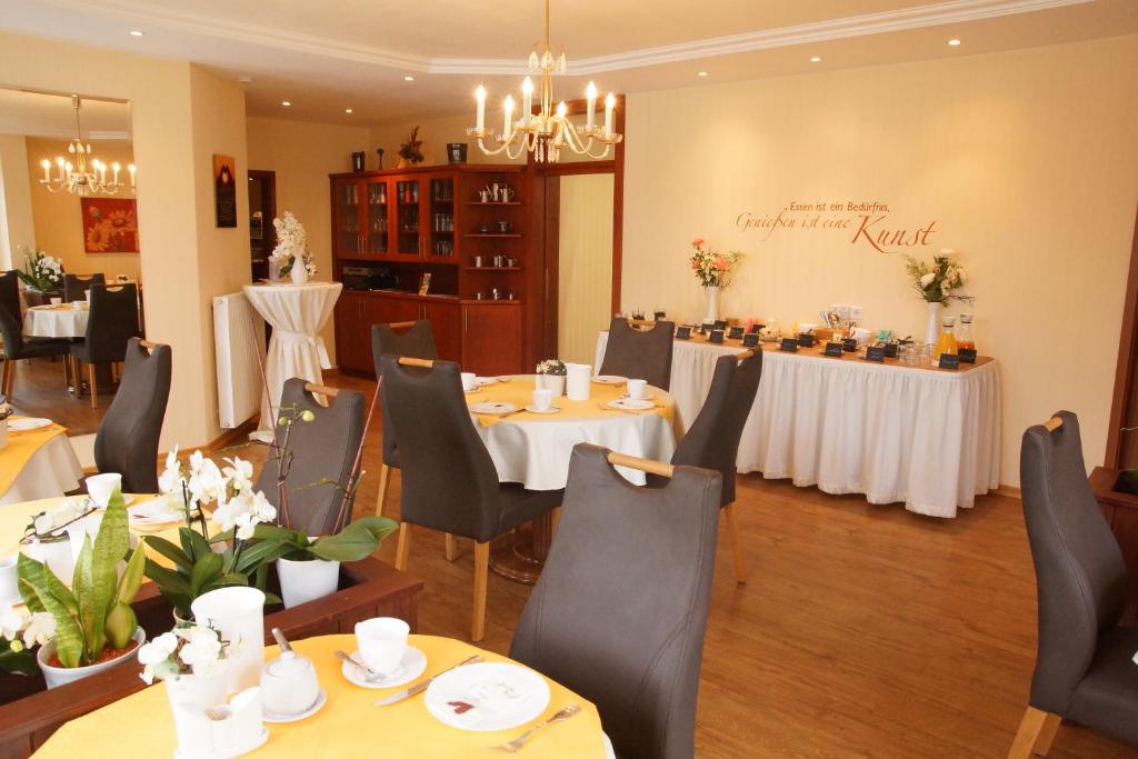 1 - Es erwartet Sie ein tolles Frühstücksbuffet im Gästehaus Linde