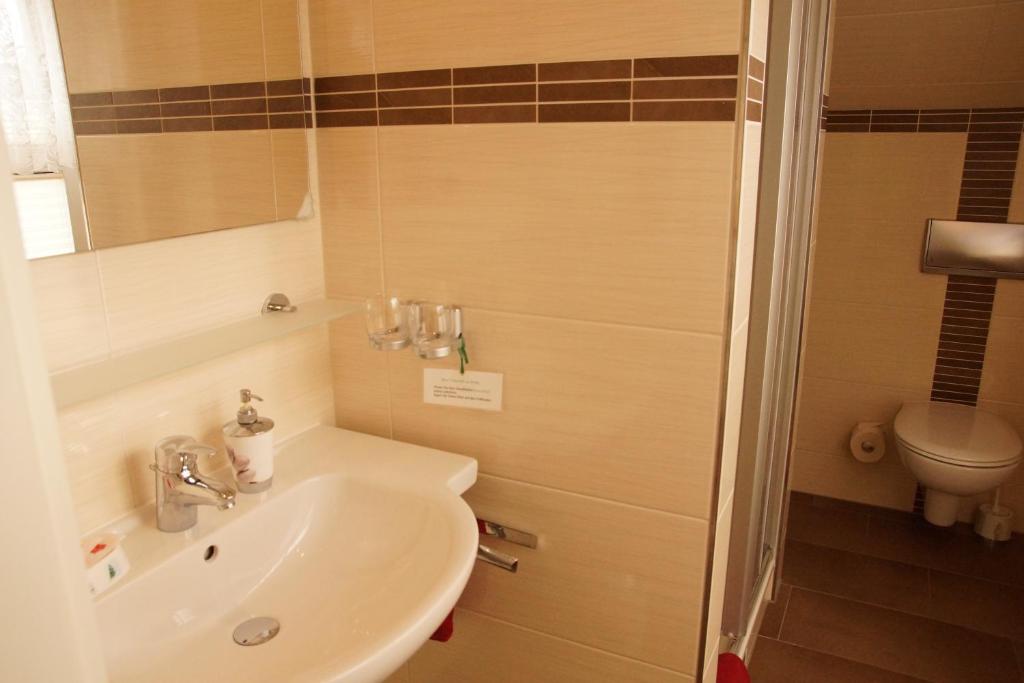 4 - Schönes Bad im Gästehaus Linde